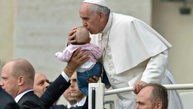 Das Servicepersonal reicht dem Papstzombie ein Kind zur Verkostung. picture alliance / Pressefoto ULMER