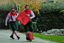 Die Elfen des Weihnachtsmanns treten am 30. November 2021 vor dem Ministry of Fun in London auf, während sich die Weihnachtsmänner in der Santa School versammeln, einer Reihe von Schulungskursen für professionelle britische Weihnachtsmänner. Letztes Jahr war das erste in über 20 Jahren Santa School, in dem sich die Weihnachtsmänner nicht traditionell versammeln konnten. (Foto von JUSTIN TALLIS / AFP)