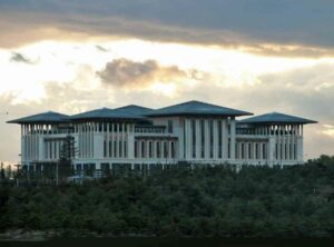 Der türkische Präsidentenpalast Ak Saray, Foto Ex13, wikimedia. Von hier stammt türkisches Blut mit einem Geschmack nach Ziege.
