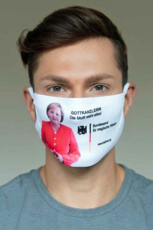 Bundeslurch-Alltagsmaske mit Aufdruck "Gottkanzlerin - Die Mutti sieht alles!" und mit Webadresse des BAfmW in drei verschiedenen Größen.