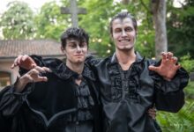 Zwei junge Male Models, die für Fotoshootings im Bereich Fashion zur Verfügung stehen, zum Beispiel für Gothic- und Dark Fashion im Victorian Style.