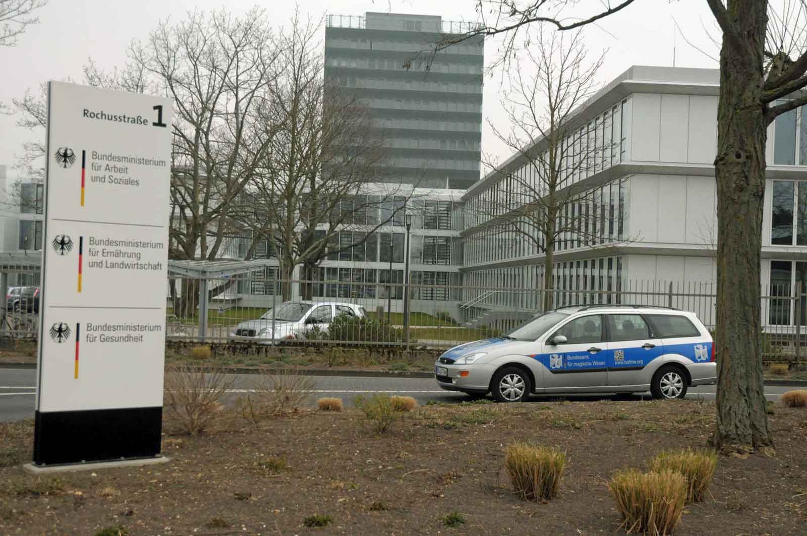 Der BAfmW-Dienstwagen am Bundesministerium für Ernährung, Landwirtschaft und Forsten in Bonn