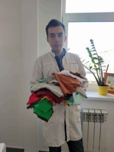 Einer der Mediziner im Krankenhaus mit gespendeten BAfmW-Shirtsm die im Rahmen unserer ersten "BAfmW-Spezialoperation" zusammen mit medizinischem Verbrauchsmaterial in der Ukraine landeten. (Foto: Ukrainemax)