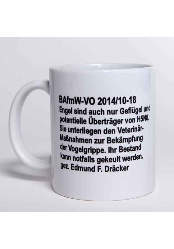 Bundeslurch-Tasse mit dem Logo des Bundesamtes für magische Wesen sowie der Verordnung von Edmund F. Dräcker zur Keulung von Engeln.