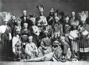 Eine Gruppe Mohawk mit William Workman, Bürgermeister von Montreal, Kahnawake, QO, 1869. (Foto: James Inglis)