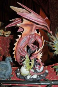Stunde der Drachen: Drachenzählung 2017: Drachenmutter mit Gelege und schlüpfenden Jungdrachen (c) Bundesamt für magische Wesen