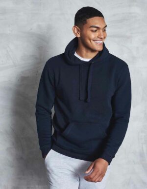 JH101 Graduate Heavy Weight Hoodie in New French Navy mit Modelboy
