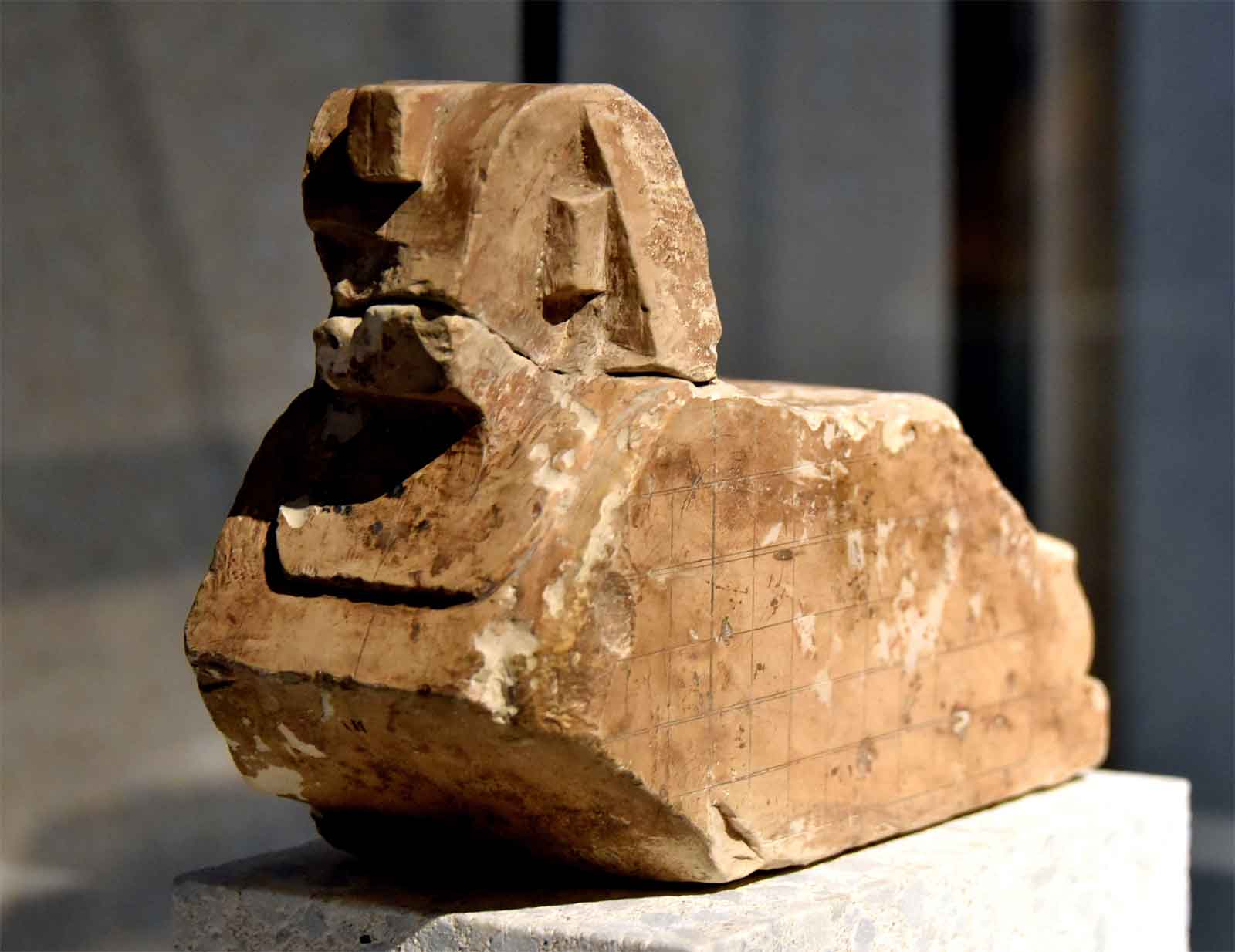 A sculpture model of an Egyptian sphinx. Limestone. Late Period, 664-332 BCE (Foto: Osama Shukir Muhammed Amin