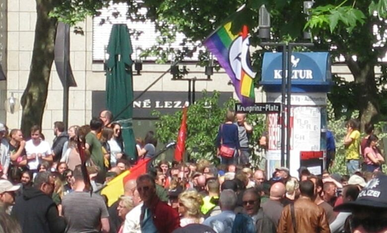 Pegida Stuttgart, eingekreist von Gegendemonstranten (Foto: Carmilla DeWinter)