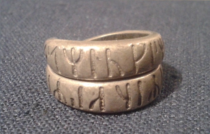 Ring mit gut erkennbarer Runeninschrift: Illegaler Liebeszauber