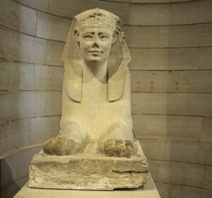 Man beachte den starren Blick, der in dieser Statue einer Sphinx manifestiert ist