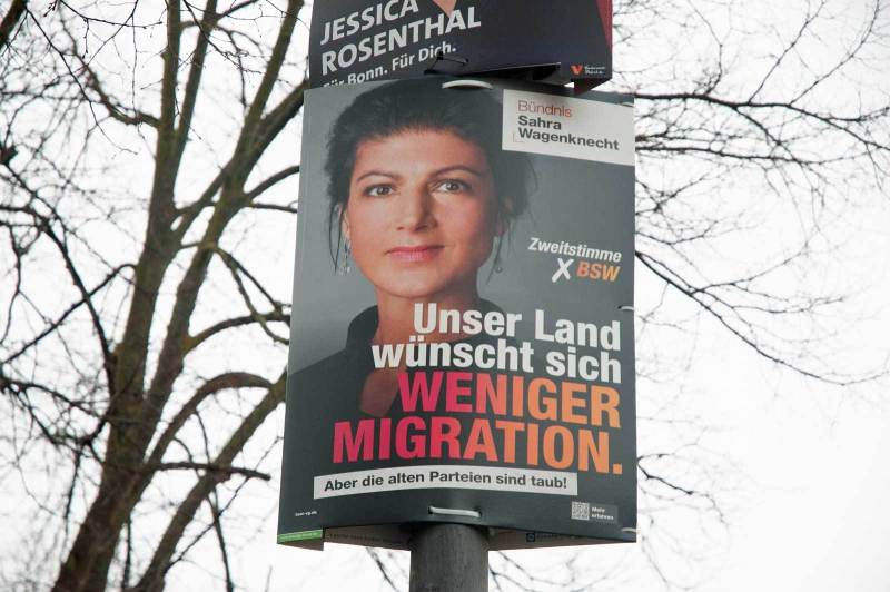 Sahra Wagenknecht in luftiger Höhe