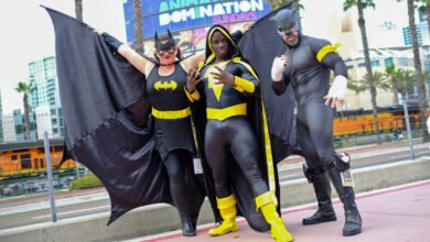Die Cosplayer Faera Adams (Batgirl), Jay Acey (Black Adam) und Derek Shackelton (Wildcat) posieren vor dem Convention Center während der Comic Con in San Diego im Juli 2019. (Foto: Chris Delmas/AFP)