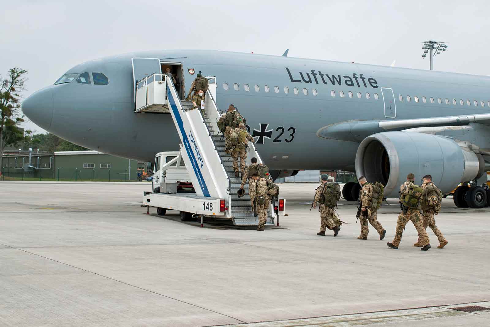 Bundeswehrsoldaten auf dem Weg nach Afghanistan