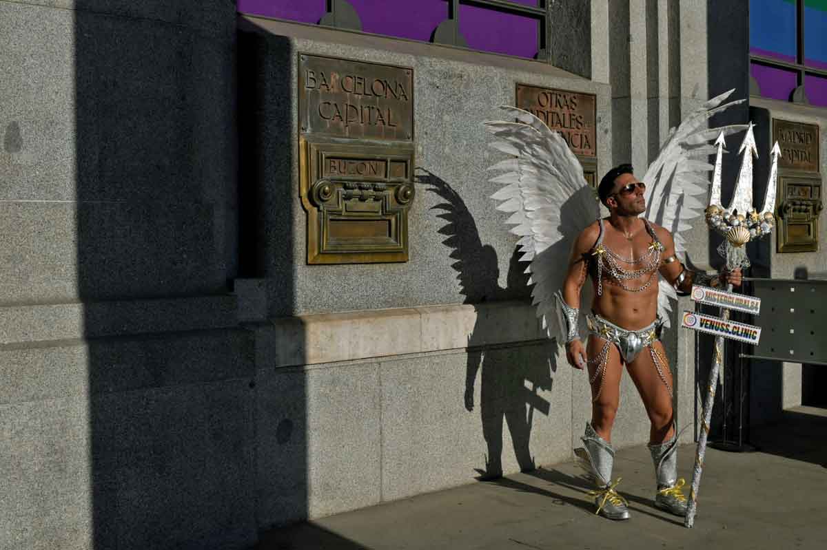 Schwuler Engel am Rande des CSDs in Madrid (Foto: Oscar des Pozo/AFP)
