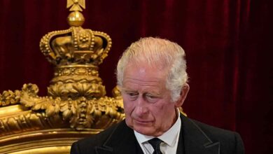 Der britische König Charles III. während einer Sitzung des Accession Council im St. James's Palace in London am 10. September 2022. Charles III. wurde am Samstag in einer Zeremonie durch den Accssion Council offiziell zum König ausgerufen, einen Tag nachdem er in seiner ersten Rede vor trauernden Untertanen geschworen hatte, seiner geliebten Mutter Königin Elizabeth II., die am 8. September starb, nachzueifern. (Foto von Jonathan Brady / POOL / AFP)Der britische König Charles III. während einer Sitzung des Accession Council im St. James's Palace in London am 10. September 2022. Charles III. wurde am Samstag in einer Zeremonie durch den Accssion Council offiziell zum König ausgerufen, einen Tag nachdem er in seiner ersten Rede vor trauernden Untertanen geschworen hatte, seiner geliebten Mutter Königin Elizabeth II., die am 8. September starb, nachzueifern. (Foto von Jonathan Brady / POOL / AFP)