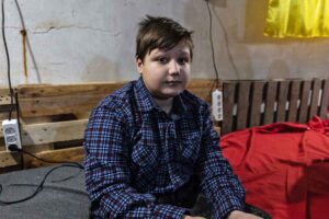 Volodymyr, 12 Jahre alt, am 22. Dezember 2022 in einem Keller in der Stadt Bachmut in der Ostukraine. (Foto von Sameer Al-DOUMY / AFP)
