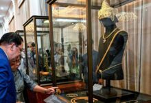 Kambodscha hat die Rückgabe einer vor Jahrzehnten gestohlenen und außer Landes geschmuggelten Sammlung von Kronjuwelen aus der Angkor-Zeit gefeiert. Bei einer Präsentation in der Hauptstadt Phnom Penh wurden unter anderem goldene Kronen, Halsketten und Amulette gezeigt. (Foto: Ulrika Koch/TVK/AFP