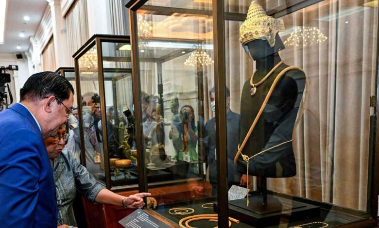Kambodscha hat die Rückgabe einer vor Jahrzehnten gestohlenen und außer Landes geschmuggelten Sammlung von Kronjuwelen aus der Angkor-Zeit gefeiert. Bei einer Präsentation in der Hauptstadt Phnom Penh wurden unter anderem goldene Kronen, Halsketten und Amulette gezeigt. (Foto: Ulrika Koch/TVK/AFP
