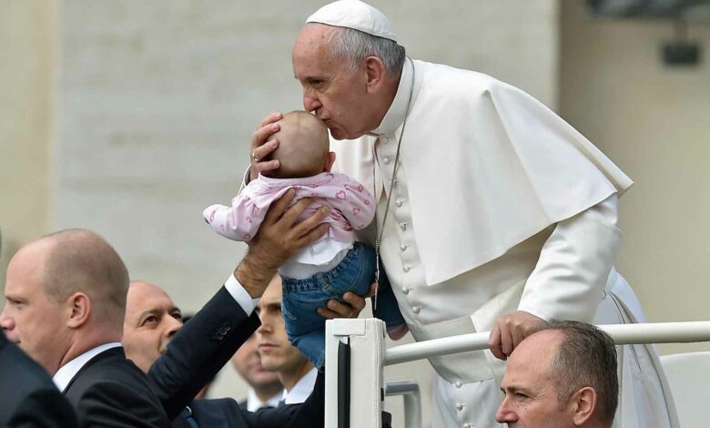 Das Servicepersonal reicht dem Papstzombie ein Kind zur Verkostung. picture alliance / Pressefoto ULMER