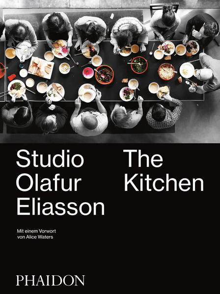 Täglich lädt Ólafur Elíasson in sein Studio zum gemeinsamen Lunch ein. In seinen Augen liefert dieses kollektive Kochen und Essen genau den Brennstoff, den die Mitarbeiter für ihre Kreativität brauchen. »Studio Ólafur Elíasson: The Kitchen« zeigt, dass Gerichte weit mehr als Nahrung sein können, sondern eine Quelle der kreativen Inspiration für Künstler und die heimische Küche gleichermaßen sind. Über 100 vegetarische Rezepte lassen die besondere und kreative Studioatmosphäre zu Hause erleben. Ob für sich, für die Familie oder ein Studio mit 90 Personen - dieser Band bietet für jeden Anlass leckere Gerichte zum Nachkochen . Mit einem Vorwort von Alice Waters, die Ólafurs Vision vom gemeinsamen Kochen und Essen als tägliche, inspirierende Verbindung teilt.