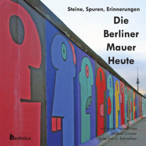 Die Berliner Mauer heute ist ein reich bebilderter Farbfotoband, der die Mauerreste, Steine und Spuren des Eisernen Vorhangs zeigt — Mahnmale, Gleise, Hinterhofmauern, Friedhöfe. Das Buch erzählt von dem Kampf, der Verzweifelung, dem Überlebenswillen und der Wiedergeburt der Stadt, von einer Geschichte, die die ganze Welt beeinflusste, aber auch davon, wie sich die Berliner heute die Orte, wo einst die Mauer stand, zurückholen: Der Mauerpark, wo junge Menschen aus aller Welt feiern, ein Wachturm, der zum Museum der Verbotenen Kunst wurde, die Topographie des Terrors mit der früheren Gestapo-Zentrale, die East Side Gallery, der Reichstag, und Checkpoint Charlie. Mit vielen Karten, die den Leser von Ort zu Ort führen