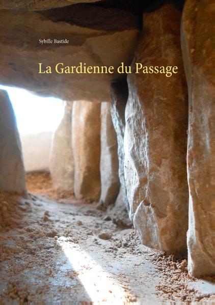 Il y a plus de cinq mille ans, à l'ouest de ce qui s'appellerait, beaucoup plus tard, l'Europe, vivait un peuple de bâtisseurs de mégalithes. Dès son plus jeune âge, Neala comprend qu'elle a un rôle particulier à jouer auprès de sa communauté. Mais les craintes des uns, les jalousies des autres et la nature parfois capricieuse se mettent en travers de sa route pour l'empêcher d'atteindre son but. Sur ce chemin semé d'épreuves, l'aide de ses alliés sera-t-elle suffisante pour permettre à son destin de s'accomplir? Venez suivre le premier tome des aventures de Neala, la Gardienne du Passage, une fiction basée sur les vestiges laissés par la plus ancienne civilisation de bâtisseurs d'Europe.