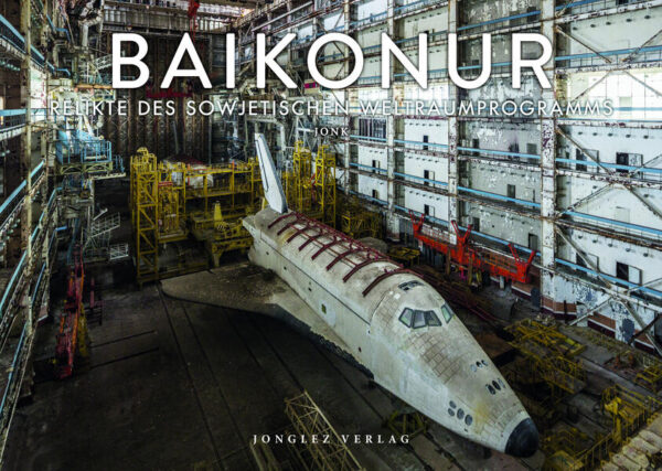 Der Weltraumbahnhof von Baikonur im heutigen Kasachstan wurde in den 1950er-Jahren von der Sowjetunion gegründet. Von Baikonur aus startete 1988 die erste sowjetische Raumfähre namens Buran als Antwort auf das US-amerikanische Space Shuttle. Das Buran-Raumfahrtprogramm wurde unter Boris Jelzin 1993 offiziell eingestellt. Der Start im Jahr 1988 sollte ihr einziger Einsatz bleiben. Teile der Anlagen des Kosmodroms Baikonur, vor allem die Anlagen in Verbindung mit dem sowjetischen Raumfahrtprogramm, wurden in der Folge aufgegeben. Die beiden auf dem Gelände gebauten Buran-Orbiter fanden dort in einzigartigem Ambiente ihre letzte Ruhestätte. Der vorliegende Bildband zeigt nun erstmals in einer Sammlung Aufnahmen dieses außergewöhnlichen Ortes. Nach einem nächtlichen Fußmarsch von 20 Kilometern durch die kasachische Wüste gelangte der Fotograf Jonk unbemerkt in die alten Hangars. Er verbrachte dort drei Tage und Nächte, stets auf der Hut vor den militärischen Wachpatrouillen. Eine faszinierende Fotoreportage von einem Ort, der aktuell wohl der bedeutendste Urbex (Urban Exploration)-Spot der Welt ist.