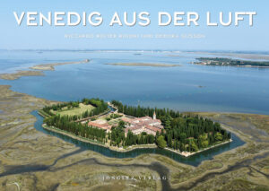 Venedig aus der Luft, eine außergewöhnliche Fotoreportage von Riccardo Roiter Rigoni, entstand im Lauf von fünf Jahren und regelmäßigen Helikopterflügen über die Lagunenstadt. Gemeinsam mit Debora Gusson fing der Fotograf nicht nur die Stadt Venedig selbst aus der Luft ein, sondern ebenso alle Inseln der einzigartigen Lagune – von Torcello über Murano bis Burano selbstverständlich, doch darüber hinaus auch das idyllische Eiland San Francesco del Deserto, die Verteidigungsanlagen der südlichen Lagune, den Lido und Pellestrina sowie all die anderen noch unberührten größeren und kleineren Inseln eines der schönsten Orte der Welt.