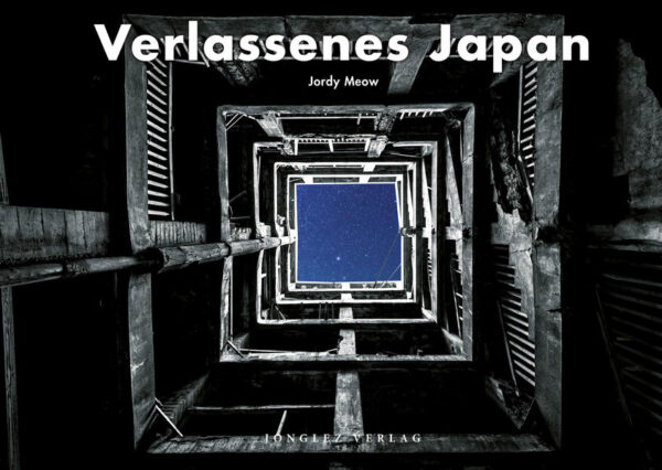 Japan gilt allgemein als ein Land, in dem die moderne Welt und alte Traditionen harmonisch in gleichermaßen überraschender und faszinierender Weise aufeinandertreffen. Im Zuge der großen Fortschritte, die Japan – angetrieben durch den schnellen technologischen, gesellschaftlichen und kulturellen Wandel des 20. Jahrhunderts – in allen Bereichen gemacht hat, wurden zahlreiche Einrichtungen, Industrieanlagen und zum Teil sogar ganze Städte aufgegeben. Jordy Meow hat diese vergessenen Orte besucht und führt uns mit seinen Aufnahmen in eine verlorene Welt, die vor nicht allzu langer Zeit noch im Aufschwung begriffen war. Abandoned Japan stellt damit eine wertvolle Quelle von Bildern dieser aufgegebenen (auf Japanisch haikyo genannten) Orte dar.Man sieht die durch den James-Bond-Film Skyfall berühmt gewordene, heute verlassene Insel Gunkanjima, auf der einst 5000 Menschen lebten, oder den von Disneyland inspirierten Freizeitpark Nara Dreamland. Neben diesen spektakulären Orten richtet Jordy Meow den Blick jedoch auch auf die Aspekte einer schnell untergehenden Vergangenheit, auf Schulen, Krankenhäuser und Industrieanlagen oder auf das Nachtleben mit seinen Stripteaseclubs und alten Hotels. Nur in englischer Sprache erhältlich.