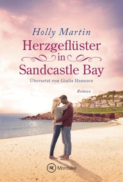 Happy End mit Hindernissen: der neue charmante Roman von Erfolgsautorin Holly Martin. Jamie Jackson ist ein attraktiver Einzelgänger und ein begabter Künstler. Dass er die hübsche Goldschmiedin Melody liebt, wissen in Sandcastle Bay alle, nur Jamie ist sich über seine Gefühle nicht im Klaren. Dabei ist es die schönste Zeit am Tag, wenn er Melody morgens auf dem Weg zur Arbeit am Strand trifft … Melody ist seit über einem Jahr in Jamie verliebt. Sie träumt von einem romantischen Date, Küssen im Mondschein und einem Happy End. Doch Jamies Schüchternheit und ihre notorische Ungeschicklichkeit sind nicht gerade der Stoff, aus dem ihre Träume sind. Oder vielleicht doch? Die Bände der »Sandcastle Bay«-Reihe können unabhängig voneinander gelesen werden.