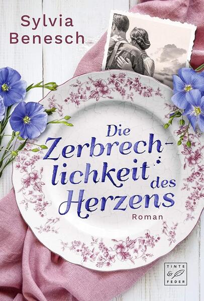 Der ergreifende neue Roman von Bestsellerautorin Sylvia Benesch über das tragische Schicksal einer Familie und eine große Liebe. »Das ist doch immer so im Leben. Wenn man gerade überhaupt nicht damit rechnet, passieren die wundervollsten Dinge.« Als Sonjas geliebte Großmutter Amalie stirbt, findet sie einen außergewöhnlichen handgetöpferten Teller mit einer Widmung in ihrem Nachlass. Getrieben von dem Wunsch, herauszufinden, wer dieses besondere Stück gefertigt hat, begibt sie sich in die Provence. Sonjas Reise führt sie in die Vergangenheit, in das Jahr 1944. Mitten im Krieg trifft die junge Amalie den französischen Zwangsarbeiter Georges und verliebt sich in ihn. Fest entschlossen, ihre Liebe gegen alle Widerstände durchzusetzen, folgt sie ihm nach dem Krieg in seine Heimat, nicht ahnend, welche grausame Wendung ihr Schicksal dort nehmen wird. Während Sonja in einem malerischen kleinen Dorf in den französischen Alpen auf den Spuren ihrer Großmutter wandelt, kommt sie einem lang gehüteten Familiengeheimnis auf die Spur.