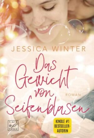 Eine berührende Geschichte um Liebe, Loslassen und das Glück des Augenblicks von Kindle-#1-Bestsellerautorin Jessica Winter. Eigentlich gefällt es Liza ganz gut, beim Umzug gleich von ihrem attraktiven Nachbarn mit dem süßen Lächeln und dem australischen Akzent auf Händen getragen zu werden. Mit verlaufener Wimperntusche und zerfetzten Schuhen will Flirten allerdings gelernt sein. Gut, dass Liza sowieso nicht vorhat, sich in irgendwen zu verlieben. Erst recht nicht, wenn es sich dabei um den Assistenzarzt handelt, der im gleichen Krankenhaus arbeitet, in dem ihre Schwester Becca auf eine Lungentransplantation wartet. Aber River ist nicht nur von Lizas Charme und Witz beeindruckt, sondern vor allem von dem, was sie dahinter versteckt. Er ist fest entschlossen, um ihr Herz zu kämpfen, weil er seines schon an sie verloren hat. Und als sich Beccas Zustand verschlechtert, ist River vielleicht der Einzige, der Lizas Abwärtsspirale stoppen kann …