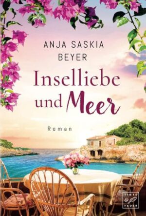 Der Auftakt einer romantischen Reihe von #1 Kindle-Bestsellerautorin Anja Saskia Beyer um wunderbare Freundschaften und die Liebe auf der Sonneninsel Mallorca. Als Liz auf der Klippe stand und ins tiefblaue Wasser sah, wurde ihr wieder die besondere Magie der Insel bewusst. Liz’ kleiner Feinkostladen in Berlin steht vor dem Aus und sie fühlt sich einsam. Da kommt die Bitte ihres Großonkels, auf Mallorca nach einer alten Finca der Familie zu sehen, gerade recht. Aber wieso wurde um diese Finca all die Jahre so ein Geheimnis gemacht? Auf der Insel schließt die junge Frau neue Freundschaften und trifft den attraktiven Olivenbauern Cristian, der sich zunächst abweisend verhält. Erstaunt stellt Liz fest, dass Cristian sich nicht nur aufmerksam um das Anwesen und die Feriengäste kümmert, sondern ihnen auch dabei hilft, ihren ganz persönlichen Neuanfang zu wagen. Liz fühlt sich wider Willen zu Cristian hingezogen. Doch der ist ein Mann mit Geheimnissen und scheint sich auf der Finca vor irgendjemandem zu verstecken … Die Bände der »Mallorca-Sehnsucht«-Reihe können unabhängig voneinander gelesen werden.