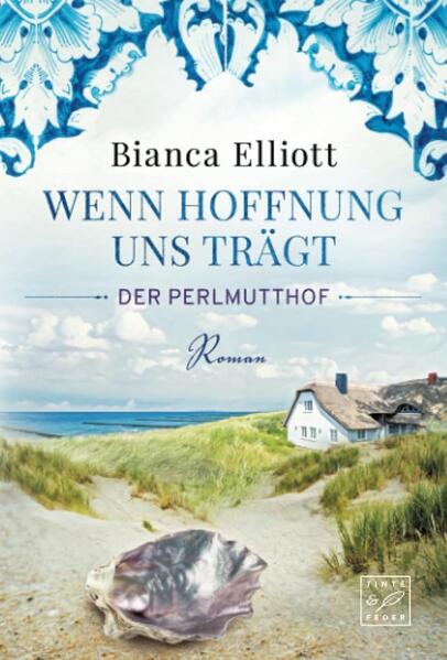 Ein Familiengeheimnis, ein bewegendes Schicksal und die Hoffnung auf Glück - der gefühlvolle Auftakt zur Historiensaga um den Perlmutthof. Von Bestseller-Autorin Bianca Elliott 1948: Clara lebt mit ihrer Schwiegermutter und ihrer Schwägerin im Hamburger Gängeviertel, das von Krieg und Armut geprägt ist. Obwohl ihr geliebter Mann Valentin seit Jahren als verschollen gilt, hat sie ihren Lebensmut nicht verloren. Unerschütterlich glaubt sie an seine Rückkehr und den Aufschwung des langsam erblühenden Hamburgs. Bei ihrer Arbeit als Straßenbahnschaffnerin trifft sie schließlich auf den jungen Gastarbeiter Matteo. Es dauert nicht lang und ihre Begegnungen häufen sich. Clara ist von seinem italienischen Charme und seiner fröhlichen Art verzaubert. Mit ihm scheint die Welt leichter und weniger grau zu sein. Wäre da nur nicht jene leise Stimme in Claras Kopf, die ihr sagt, dass Valentin vielleicht schon auf dem Weg zu ihr ist und bald eine schicksalhafte Entscheidung ansteht …