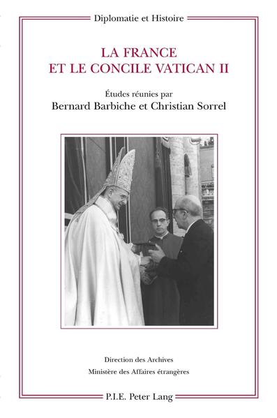 Ouvert le 11 octobre 1962 dans la basilique Saint-Pierre, le XXIe concile œcuménique, dit couramment « concile Vatican II », a été fortement marqué par l’influence que la France, aux côtés d’autres pays, a exercée sur sa préparation et son déroulement : cardinaux et évêques, théologiens, experts, diplomates, journalistes ont joué à des moments clés un rôle décisif, non seulement dans l’aula conciliaire mais aussi dans des lieux prestigieux tels que la Villa Bonaparte (ambassade de France près le Saint-Siège), le palais Saint-Louis ou le séminaire de la via Santa Chiara. Douze spécialistes réunis en présence de quelque cent soixante auditeurs dans le cadre du service des archives diplomatiques du ministère des Affaires étrangères (site de La Courneuve) le 9 novembre 2012, à l’occasion du 50e anniversaire de l’événement, ont confronté les résultats de leurs recherches sur cette période exceptionnelle de l’histoire de l’Église. Le présent volume rassemble les communications qui ont été présentées lors de cette journée d’étude.