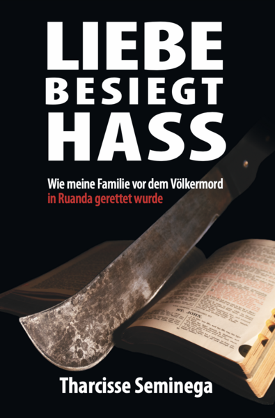 WÄHREND 100 TAGEN im Frühjahr 1994 forderte der schreckliche Absturz Ruandas in die Tiefen unmenschlichsten Terrors schätzungsweise 800 000 Menschenleben. Der am schnellsten verlaufende Völkermord der Neuzeit war durch seine Nähe er- schreckend: Mörder und Opfer waren Nachbarn, Freunde, Kirchengemeindeglieder, Arbeitskollegen, sogar Ehepartner. Die Mörder verrichteten ihre „Arbeit“ mit groben Werkzeugen - Macheten, Hacken, mit Nägeln besetzten Knüppeln - und bereiteten Listen mit den zum Tode verdammten Menschen vor. Dies war die erschreckende Realität für Tharcisse Seminega, einen Professor - einem Angehörigen der Gruppe der Tutsi - an der Université nationale du Rwanda (Nationaluniversität von Ruanda) in Butare. Er wurde zusammen mit seiner Frau Chantal und seinen fünf Kindern gezielt zur Abschlachtung ausgewählt und in eine hoffnungsloseSituation gebracht - bis Hilfe von Rettern aus der Gruppe der Hutu eintraf, die sich selbst in Lebensgefahr brachten, um Seminegas Familie vor den Macheten zu retten. Liebe besiegt Hass ist die wahre Geschichte von außergewöhnlichem Mut und unerschütterlicher Liebe gewöhnlicher Menschen, die ein Hoffnungsschimmer während einer der schrecklichsten selbstverschuldeten Tragödien der Menschheit waren. „Es ist ihm ... gelungen, ... Hoffnung zu machen für den Glauben an Mitmenschlichkeit selbst da, wo Staat und Gesellschaft unablässig und fordernd das Gegenteil propagieren.“ — Dr. Gerd Hankel, Hamburger Stiftung zur Förderung von Wissenschaft und Kultur, Hamburger Institut für Sozialforschung „Eine kraftvolle und wichtige Geschichte von erschütterndem Terror und Hass, außergewöhnlicher Freundlichkeit und Mut, wahrem Glauben und Menschlichkeit.“ — Glenn Mitoma, Dozent am Institute for the Study of Human Rights, Columbia University, New York, USA, ehem. Direktor des Dodd Human Rights Impact Programs der University of Connecticut, Storrs, USA „Geschichten wie diese - von Rettung und Risiko - verdienen es, im Mittelpunkt der Erinnerung an den Völkermord [in Ruanda] zu stehen.“ — Scott Straus, außerordentlicher Professor für Politikwissenschaft und Internationale Studien an der University of Wisconsin-Madison, Madison, USA und Autor von The Order of Genocide: Race, Power, and War in Rwanda „Nach der Lektüre dieses Buches werden Sie die Gemeinschaft der Zeugen Jehovas, die ihre christlichen Ideale während des Horrors von 1994 hochhielten, mit Augen der Wertschätzung sehen.“ — J.J. Carney, Außerordentlicher Professor für Theologie, Creighton University, Omaha, Nebraska (USA), und Autor von Rwanda Before the Genocide: Catholic Politics and Ethnic Discourse in the Late Colonial Era