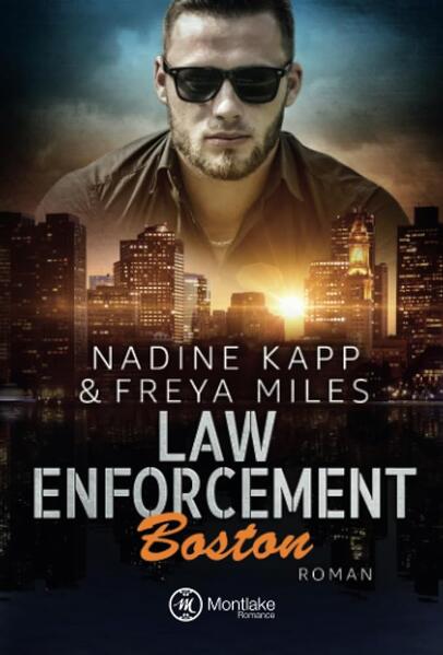 Ein packender Band aus der romantisch-spannenden »Law Enforcement«-Reihe von den Bestsellerautorinnen Nadine Kapp und Freya Miles. Holly Madison hat es nicht leicht: Zuerst erkrankt ihre Großmutter schwer und dann muss sie auch noch von jetzt auf gleich die Leitung ihrer Bar in Boston übernehmen. Zu allem Überfluss kann Holly den attraktiven Fremden nicht vergessen, mit dem sie eine verheißungsvolle Nacht verbracht hat. Doch der hat sie am nächsten Morgen einfach sitzen lassen. Seitdem hat Holly ihren Traum von der großen Liebe aufgegeben. Jake Baker liebt das Leben, die Frauen und die Gefahr, die er als Polizist auf den Straßen Bostons täglich erlebt. Er ist ein Mann für eine Nacht - bis er Holly begegnet und sich Hals über Kopf in sie verliebt. Wider Erwarten kommen die beiden sich näher, nicht ahnend, dass ein grausames Geheimnis ihre Liebe für immer zu zerstören droht.