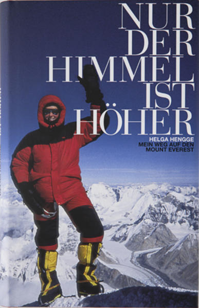 MOUNT EVEREST, 8848 m — am 27. Mai 1999 erreicht Helga Hengge als erste deutsche Bergsteigerin erfolgreich den höchsten Gipfel der Welt, der Höhepunkt eines spannenden Lebens zwischen den Extremen kreativer Arbeit und sportlicher Höchstleistung. In ihrem Erlebnisbericht nimmt Helga Hengge ihre Leser mit hinauf auf den höchsten Berg der Welt und gibt dabei einen emotionalen und authentischen Einblick in die Welt des Extrembergsteigens. Begleitet von den spektakulären Bildern ihres zweimonatigen Aufstiegs über die Nordroute in Tibet erzählt sie nicht nur von physischen und emotionalen Grenzgängen, sondern auch von der großen Herausforderung, von Teamwork und Vertrauen, kleinen Schritten, Durchhaltevermögen, Mut und Willenskraft, Ausdauer und kritischer Selbsteinschätzung, von Motivation, die Flügel verleiht und dem Glauben an die innere Kraft.