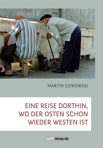 Über 34.587 Kilometer auf 308 Seiten, eine 73 Tage lange Reise in elf Kapiteln, durch acht Länder und den Weg als vorrangiges Ziel. Eine Reise mit unerträglichem Warten und unbeschreiblicher Hektik, von Greifswald zum Gelben Meer und zurück, entlang einer unkonventionellen Route mit touristischen Anziehungspunkten und abgelegenen Fußballstadien. Bepackt mit einem an aufregenden Abenteuern, komischen Erlebnissen und eindrucksvollen Bekanntschaften voller werdenden Rucksack geht es per Zug, Bus, Metro, Auto, Fahrrad und Tramway sowie auf eigenen Beinen durch Polen, die Ukraine, Russland und die Länder Zentralasiens.