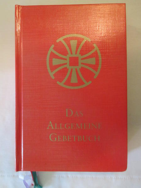 Das Allgemeine Gebetbuch ist die deutsche Übersetzung des Book of Common Prayer der anglikanischen Kirche (in der Fassung von 1662 bzw. 1928). Es enthält Ordnungen für sämtliche Gottesdienste der Kirche sowie eine Vielzahl von Gebeten-für alle Lebenslagen und für alle Zeiten des Kirchenjahrs. Die Liturgien und Gebete sind zum größten Teil direkt der Heiligen Schrift entnommen oder in enger Anlehnung an die Heilige Schrift verfasst. Zugleich stehen sie in der liturgischen Tradition der ungeteilten Kirche. Sie orientieren sich dabei an dem, was Jesus Christus, das Fleisch gewordene Wort Gottes, im Johannesevangelium offenbart: "Gott ist Geist und alle, die Ihn anbeten, müssen im Geist und in der Wahrheit anbeten." (Joh 4,24) Die vorliegende Ausgabe überträgt die englischen und nordamerikanischen Rezensionen des Book of Common Prayer von 1662 und 1928 in sowohl zeitgemäßes als auch liturgisch angemessenen Deutsch. Daneben enthält sie den gesamten Psalter in der 1984 revidierten Luther-Übersetung und alle Lesungen für Kasual-Gottesdienste nach der Einheitsübersetzung der Heiligen Schrift. Der Drucksatz ist zweifarbig (rot/schwarz). Vier farbige Lesebändchen erleichtern den regelmäßigen Gebrauch dieses Buchs-im persönlichen Gebetsleben wie in der Gemeinde.