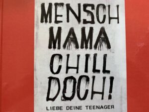 Kleiderberge, die sich auf dem Boden türmen, Schuhe die achtlos mitten im Gang liegen, ein eingetrockneter Spaghettiteller im Wohnzimmer und dann noch der Kommentar " MENSCH MAMA CHILL DOCH ! Wer jetzt auf 180 ist, macht was falsch- das ist kein Chaos- das ist Kunst - es ist nur ein Frage des Blickwinkels, sagt die Autorin Alix Koch. Auf zahlreichen Fotos hat sie das Chaos kunstvoll ins Szene gesetzt und mit Originalzitaten der Teenager garniert.