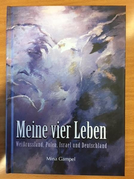 Positives und Negatives zieht sich durch jedes Leben, mit Gutem und oft auch Bösem müssen wir leben. Mina Gampel, die Verfasserin dieses Buches, hat sehr viel, überviel, von allem erlebt und auch durchgemacht. In der NS-Zeit in eine jüdische Familie geboren zu werden, war bereits der größte Makel und das Überleben für diese Menschen jahrelang mit großer Angst verbunden, das tödliche Ende lauerte täglich vor der Tür. 1939 überfiel die Deutsche Wehrmacht und die SS Polen und 1941 die Sowjetunion, der 2. Weltkrieg brachte Unheil über Europa, und Mina wurde in dieser Zeit geboren. Das achte Kind war sie. Die Familie Juszkiewicz floh aus dem polnischen Schtetl mit den acht Kindern weiter in den Osten, in das asiatische Gebiet der Sowjetunion nach Samarkand und Kirgisien. Ein Nomadenleben, immer auf der Flucht vor den Nazis, mitten im 2. Weltkrieg.1945, nach Ende des Krieges, kam die Familie in Stettin/Szczecin an der Oder in der Woiwodschaft Westpommern, im neugegründeten Polen an. Eine schöne Jugend verlebte Mina dort, heiratete jung und durfte 1957 mit Ehemann nach Israel auswandern. Immer wieder musste Mina ein neues Leben beginnen, einen neuen Kulturkreis verstehen und auch eine neue Sprache erlernen und ums Überleben kämpfen. Ihre Zeit in Israel möchte sie nicht missen, hat ihren Kindern dort ein gutes Zuhause geben können, erzählt sie. 1967 dann verließ sie mit Mann und Kindern Israel, ging nach Südwestdeutschland, auf die Schwäbische Alb, dann weiter nach Stuttgart, in eine ungewisse Zukunft. Ein Leben mit vielen Hürden und vielem aussichtslosem Geschehen folgten über Jahre, doch Mina schaffte es wieder aufzustehen, so verzagt sie auch war und behielt den Lebensmut bis heute. Eine künstlerische Ausbildung begann sie an Kunstakademien in Esslingen und Trier, nach dem Abschluss des Studiums erfüllte sie sich endlich einen Traum: sie wollte eine echte Künstlerin werden und wurde es. Ihre Wissbegier ist grenzenlos, ihre Neugier auf Interessantes kaum zu fassen. Ihr Wissen um die Kunst, über das Malen, gibt sie mit großem Engagement an junge interessierte Schüler und Studenten weiter. Mina Gampel, die Umtriebige, die sich vor Nichts scheut, die eine Vergangenheit hat, die einem den Atem verschlägt, hat ihr Leben aufgeschrieben. Ein Buch über die Zeit der Judenverfolgung in der NS Zeit ist es geworden, über das persönliche Leben der Künstlerin und ihrer großen Familie, die letztlich in die ganze Welt verstreut lebt, erzählt sie uns. Die Autorin und Künstlerin ist voller Leben, voller künstlerischer Inspiration. Die jüdische Seele ist ihr Zuhause, der jüdische Glaube ist ihr wichtig. Mit ihrer Malerei möchte sie Menschen glücklich machen und sie zum Strahlen bringen. Mit ihren aufgeschriebenen Erinnerungen kann sie auch nachdenklich stimmen.