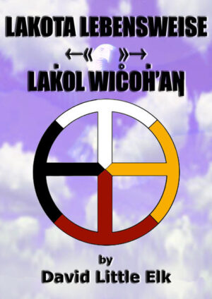 Das deutsche Lakota- Kulturund Spiritualitätsbuch, verfasst von David Little Elk erzählt von der wunderschönen „Lakota- Lebensweise Lakol Wicoh'an“. Die Lakota- Lebensweise schafft Zufriedenheit, indem sie auf die vier Anteile des Selbst Acht gibt: emotional, mental, physisch und spirituell. Dieses Buch basiert auf Informationen des Lakota- Sternenwissens, enthält Unterrichtungen der Lakota- Schaffungsgeschichte und spirituelle Rituale und Zeremonien. Ebenfalls werden die familieren Beziehungen und das Zusammenleben der Stammesgroßfamilien untereinander sowie die gut organisierte Lebensweise, die damals für das lebensnotwenidge Überleben verantwortlich war behandelt und Probleme diskutiert, womit die moderne Lakota- Gesellschaft heute konfrontiert wird. Um unsere Verbindungen zu allem stark und gesund zu halten, ist es Lakota- Tradition, so klar und effektiv wie möglich miteinander zu kommunizieren. Das ist z.B. ein Grund, weswegen die Lakota- Sprache keine Schimpfwörter beinhaltet. Nachdem Sprache, Kultur und Spiritualität der Lakota eng miteinander verwoben sind, enthält dieses Lakota- Kulturund Spiritualitätsbuch ebenso einen kleinen Einblick in die Lakota- Sprache. Hallo meine Verwandten! Heute ist ein guter Tag und ich gebe euch von Herzen meine Hand. Ich bin ein Lakota Sioux Indianer von Süd Dakota und stamme von der „Bekämpft- Den- Donner- Tiospaye“ (Großfamilie) ab. Viele Jahre habe ich sowohl auf dem Reservat als auch außerhalb des Reservats an der High School, am College/Universität und via Liveübertragung einen Distanzunterricht an anderen Schulen und Universitäten die Lakota- Sprache, - Kultur sowie - Spiritualität gelehrt. Derzeit lebe ich in Deutschland und gebe unterstützend zu meinem Lakota- Kulturund Spiritualitätsbuch, auch Online- Unterricht und Seminare in der Lakota- Kultur, - Spiritualität und - Sprache. Siehe auch Lakota- Sprachbuch „Cante Etanhan Owoglake Aus dem Herzen sprechen“.