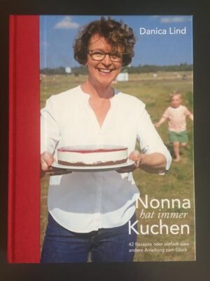 Nonna hat immer Kuchen - 42 Rezepte oder einfach eine andere Anleitung zum Glück Ein Backbuch mit den weizenfreien Kuchen- und Torten-Rezepten des Café Linds aus Berlin-Schöneberg - ausgezeichnet mit dem „blauen Engel“ für Druckprodukte. »Nonna hat immer Tuchen« - Jonas ist drei Jahre alt und sich seiner Sache sicher. Nonna hatte schließlich ein Café und damit ist das mit dem Kuchen eine sichere Bank. Dass aus dem »T« irgendwann ein »K« wird, ist ziemlich sicher. Inzwischen hat Nonna, die für alle anderen Danica Lind heißt und bis Dezember 2018 das Café Linds in Berlin-Schöneberg geführt hat, ein Backbuch aus den Kuchen- und Torten-Rezepten des Cafés gemacht. Die Rezepte im Backbuch haben eines gemeinsam: Sie sind bestens erprobt und im Laufe der Jahre stetig verbessert worden. Von einfach und schnell gemacht bis wirklich fortgeschritten - mit diesem Buch können alle backen. Und alle können essen: Alle Rezepte sind weizenfrei. Viele Rezepte sind vegan, laktosefrei, glutenfrei, ohne Ei - manchmal auch in Kombination. Hergestellt wurde das Backbuch, das mit dem „Blauen Engel“ für Druckprodukte ausgezeichnet ist, und damit klimafreundlich und umweltschonend produziert wurde, im DBM Druckhaus-Berlin-Mitte.