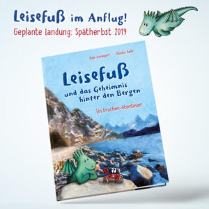 Kennst Du das? Eigentlich würdest Du lieber spielen, aber die Großen haben gerade andere Pläne. Dem kleinen Drachen Leisefuß geht es ganz genauso! Am liebsten hüpft er ins Meer, zusammen mit Zwicki, seiner Krabben- Freundin. Aber Vater Trampelbahn meint, dass Leisefuß das Fliegen üben soll. Das stellt der kleine Drache sich langweilig vor. Aber dann trifft er ein ihm unbekanntes Drachenmädchen. Plötzlich ist Fliegen ganz schön aufregend! Und nicht nur das : Hinter den Bergen, in Titanella, da soll es ein Geheimnis geben! Die sind allerdings ganz schön weit weg. Wenn er nur nicht so neugierig wäre ... Puh! Ob Leisefuß es schafft, das Rätsel von Titanella zu lösen? Dies ist eine Geschichte, die nicht nur spannend ist und Freude macht, sondern sich auch mit der Sichtweise der Kinder auseinandersetzen möchte. Eine Brise Abenteuer ist dabei nicht ausgeschlossen!