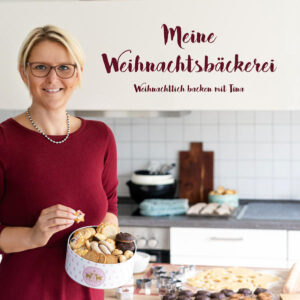 Alle Jahre wieder stelle ich mich in der Vorweihnachtszeit in die Küche und backe Plätzchen. Am liebsten die alten Rezepte meiner Oma mit viel Butter, Mehl und Zucker. Und auch, wenn ich den Zucker in all den Jahren deutlich reduziert und gegen Rohrohrzucker ausgetauscht habe, so schmecken diese Plätzchen immer noch am besten und alle um mich herum freuen sich, wenn ich die volle Blechdose in die Mitte stelle. In diesem Buch sind neben vielen alten Plätzchen Klassikern auch neue Kreationen mit weniger Butter und ohne Zucker. Außerdem gibt es Kuchen und Lebkuchen, Hefeteilchen und auch ein bisschen Eierlikör. Schöne Weihnachten!