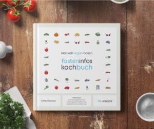 fasteninfos - ein kochbuch … und mehr Vegane Ernährung, Vegan-Basenfasten, Spermidin-Basenfasten, Intervallfasten, Autophagie - das sind nicht mehr nur Begriffe, die in Randgruppen bekannt sind. Sie sind inzwischen Bestandteile der modernen Küche und zeitgemäßer Lebensweise. Auch Ernährungswissenschaft und medizinische Forschung befassen sich intensiv mit diesen Themen. Sie haben erkannt, dass altes Wissen und sinnliche Erfahrungen mit neuesten Forschungsergebnissen und Erkenntnissen zusammengeführt und in einen neuen Kontext gestellt werden müssen. In diesem Buch werden anhand wissenschaftlicher Studien die Wirkungsweise verschiedener Ernährungs- und Fastenformen und die sich daraus ergebenden Vorteile für den Organismus und das Wohlbefinden beschrieben. Zugleich ist es auch ein Buch aus der Praxis für die Praxis. Jahrzehntelange Erfahrungen mit Fastengruppen fließen hier in ein Gesamtkonzept ein. Im Hauptteil erwarten Sie über 130 vegane und vorwiegend basische Rezepte für den ganzen Tag. Mit dem Saisonkalender haben Sie immer einen Überblick über die Lebensmittel, die gerade Saison haben, und mit unseren Meal-Prep-Plänen und praktischen Einkaufslisten sparen Sie nicht nur Kosten, sondern auch Zeit.