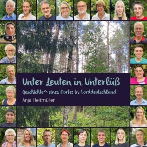 VORWORT Warum ein Buch über Unterlüß? Ein Dorf, das mich 40 Jahre lang nicht interessierte, als Wochenend-Reiseziel im Ablauf der Jahrzehnte eher Pflicht war als Kür? Die Neulüßer Straße ein Ort für Familientreffen, nicht mehr und nicht weniger. Unterlüß. Zentrum des Lebens in meinen ersten 18 Jahren. Einschulung und Konfirmandenunterricht, Sommer mit Bickbeersammeln, Schützenfest und Allwetterbad, Winter mit Artos-Weihnachtsfeiern und Rodeln im Wald, Realschulabschluss und Abitur in Hermannsburg. Den Alltag erhellten Handballspiele im TUS Unterlüß und Jungschar- und Jugendtreffen bei „ Tante Lilli“ in der ev.-freikirchlichen Gemeinde. Meine Freude an pädagogischer Arbeit und meinen Glauben an das Göttliche entdeckte ich dort. Mit fliegenden Fahnen und großem Fernweh verließ ich Unterlüß 1980 nach dem Abi, suchte sehnsüchtig das Leben und die Fremde. Mein Dorf verschwand geräuschlos in der Vergangenheit, abgeschüttelt, vergessen, belanglos. Selten kurze Besuche bei meinen Eltern, die dreizehn Umzüge in den ersten zehn Jahren klaglos unterstützten. Studium, Auslandsaufenthalte, Heirat, ein Leben für die Schule in Barsinghausen und Wennigsen bei Hannover, Scheidung, Neuanfang auf Rügen, Heirat, Geburt zweier Kinder, Aufbau der Freien Schule Rügen. Unterlüß tauchte unerwartet wieder in meinem Bewusstsein zu Beginn der Pandemie 2020 auf. Mein Vater stürzte in der Nacht, ein Beinbruch. Krankenhaus ohne Kontaktmöglichkeiten, meine Mutter allein zu Haus. Zahllose Autofahrten auf geisterhaft leeren Corona-Straßen von Rügen nach Unterlüß und zurück. Corona-Lockdowns schenkten mir Zeit in Unterlüß. Mein Vater hatte das Fahrrad übergangslos durch einen Rollstuhl ausgetauscht, wurde zum Pflegefall. Zwischen Mahlzeiten, Besuch von Pflegerinnen, Krankengymnastin und Nachbarn wanderte ich auf altbekannten Wegen durch Unterlüß. Vieles erschreckte mich: verlassene und leere Häuser, Gaststätten und Geschäfte, das autobahnähnliche Verkehrsaufkommen zu bestimmten Zeiten auf der Müdener und Neulüßer Straße, ein brutaler Überfall auf einen liebgewonnenen zugezogenen Nachbarn und Familienvater durch junge Unterlüßer. Was war aus meinem stillen Dorf der Kindheit geworden? Ich begann nach Erklärungen zu suchen. Während der häufigen Rügen-Unterlüß-Fahrten wurde die melancholische Stimme von Billie Eilish im Radio zu meiner Begleiterin. Was und wie sie sang, traf in dieser Zeit ins Schwarze: “ I tried to scream, but my head was under water… it could have been a nightmare… As long as I’m here, no one can hurt you… And it felt as if yesterday was a year ago. Would I do it again, would I do it again?“. Ich sang lauthals mit. Vier Stunden Fahrt gefüllt mit Erinnerungen an Vergangenes vergingen wie im Fluge, immer wieder. Die Chroniken Band 1 und Band 2 von Jürgen Gedicke entdeckte ich als wertvolle, detailreiche Informationsquelle, um die Anfänge von Unterlüß ab 1847 bis 1945 zu ergründen. Publikationen über Unterlüß nach dem Zweiten Weltkrieg fand ich kaum, meistens als Jubiläumsschriften zu Themen wie Artos oder Sportvereine. Hilfreich und spannend waren die Kapitel zum Rüstungsstandort Unterlüß in der tausendseitigen Rheinmetall-Chronik „Vom Reiz, im Rheinland ein großes Werk zu errichten“ von Dr. Christian Leitzbach. Um Unterlüß heute mit seinen Stärken und Schwächen verstehen zu können, brauchte ich den Blick in die Vergangenheit. Ich versuchte Nebel zu lüften und Informationen über die Jahrzehnte nach dem Zweiten Weltkrieg zu finden. Frischte eigene Erinnerungen durch Erzählungen anderer auf. Begann Gesammeltes schriftlich festzuhalten. Als mir bewusst wurde, dass Unterlüß im Vergleich zu anderen 1000jährigen Heidedörfern blutjung ist und im Jahr 2022 erst 175 Jahre alt wird, entstand die Idee einer Jubiläums-Festschrift, eines Dorf-Portraits. „Unter Leuten in Unterlüß“ wirft einen persönlichen Blick auf Unterlüß, ist eine Momentaufnahme, die Gegenwärtiges durch individuelle Geschichten und den Blick auf die Vergangenheit zu erhellen versucht. Objektivität und Vollständigkeit werden angestrebt, jedoch nicht erreicht. Ich bitte diejenigen um Verständnis und Verzeihung, mit denen ich nicht geredet und mich nicht ausgetauscht habe. Deren Leben für Unterlüß von Bedeutung sind und die trotzdem unerwähnt bleiben, wie auch wichtige Orte nicht vollständig berücksichtigt werden. In Teil 1 erinnert „Unter Leuten in Unterlüß“ an vier zentrale Bereiche industrieller Dorf-Entstehungsgeschichte. Skizziert im zweiten Teil Biographien, die verstehen lassen, was Unterlüß lebenswert macht, zum Glücksfall, Zufluchtsort oder zur Heimat. Führt im dritten Teil an Orte, die bedeutungsvoll sind, Geschichte und Zukunft in sich vereinen. Durch die Spurensuche der letzten zwei Jahre habe ich vor dem Hintergrund eigenen gelebten Lebens mein Heimatdorf wiedergefunden. Habe Wurzeln entdeckt, von denen ich nichts wusste, frühe Weggefährtinnen mit Freude wiedererkannt. Habe Geschichte durch Geschichten verstanden, gelernt durch das Fremde und Unbekannte an vertrauten Orten. Ich lernte neue Menschen kennen, die in ihrer großen Offenheit, Hilfsbereitschaft und Empathie zu lieben Bekannten wurden, manchmal sogar Freunden. Liebe Unterlüßer, liebe Unterlüßerinnen, ich danke euch von Herzen für jedes Gespräch, jeden Anruf, jede Email, jedes Lächeln, jede Ermutigung!„Unterlüß ist eine besondere Gemeinde.“ Dieser Satz fällt häufig. Ein Ort, in dem friedliche Stille und Vogelgesang immer wieder abrupt und sekundenkurz unterbrochen werden durch explosionsartige Knallgeräusche vom Schießplatz oder rhythmisch rauschenden ICE-Lärm. Ein Ort mit einer hohen Fluktuation von Menschen, die in bestimmten Epochen in großer Zahl in leerstehende Wohnungen und Häuser geschwappt werden, hier zeitweise Arbeit finden und oft auch wieder verschwinden. Ein industriell geprägter Ort mit überdurchschnittlich vielen Menschen in sozialer und wirtschaftlicher Not. Ein Ort auch für Menschen wie Albert König, die Einsamkeit und Anonymität suchen. Die immer wieder dankbar eintauchen in schützenden tiefen Wald. Aktuell leben 3370 Menschen in Unterlüß, 217 haben hier ihren Zweitwohnsitz. Mein Vater gehört nicht mehr dazu. Er hat seinen Platz in Unterlüß im Friedwald gefunden. Aber überall in Unterlüß ist er mir nah, begegnet mir in vielen Gesprächen. Das Altarstandbild der Friedenskirche bildet unsere Welt verblüffend klar in ihrer schmerzvollen Suche nach Frieden und Wahrheit ab. Unterlüß ist eine ehrliche Haut. Schnörkellos und ungeschminkt. In den vergangenen zwei Jahren wurde mir bewusst, dass ich es gerade dafür schätze und achte, dass es mir darum unter die Haut geht. Anja Heitmüller Postscriptum Das Problem der gendergerechten Sprache habe ich eher eigenwillig gelöst. Manchmal wähle ich die weibliche bzw. männliche Form in Hinblick auf die wahrscheinliche Mehrheit der genannten Personen. In anderen Fällen nutze ich neutrale Begriffe, abwechselnd männliche und weibliche Formen oder entscheide mich je nach Wort-und Satzklang. Linguistisch betrachtet ist das sicherlich unlogisch, bedenklich oder sogar inkorrekt. Für mich persönlich ist diese Lösung die momentan beste. Ich bitte um Verständnis.