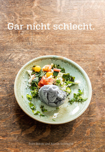 Gar nicht schlecht. Alles muss perfekt sein, wenn Gäste zum Essen kommen. Es soll appetitlich aussehen. „Das Auge isst mit“, heißt es ja bekanntlich. Aber wenn man nur für sich kocht, achtet man weniger darauf, dass es lecker ausschaut. Somit fiel dem Autor Sven Bohde eines Tages auf: Es schmeckte, auch wenn das Essen nicht wirklich gut dabei aussah. Aus dem Gedanken heraus entwickelte er das Konzept für das Kochbuch „Gar nicht schlecht.“, das er zusammen mit dem Fotografen Arendt Schmolze produziert hat. Sie sammelten dafür Rezepte von Verwandten und Freunden, die zu dem Konzept passen. Einfach, schnell, oft aus Resten gemacht und vor allem lecker. Insgesamt geht es darum, beim Kochen und Essen eine gute Zeit zu haben.